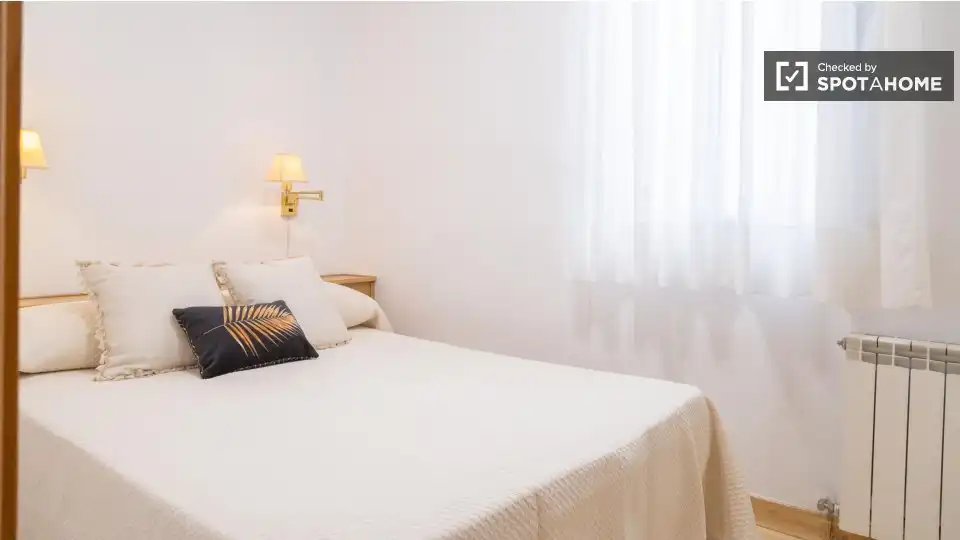 Bedroom of Flat for rent in Madrid  with Air Conditioner, Heating and Furnished