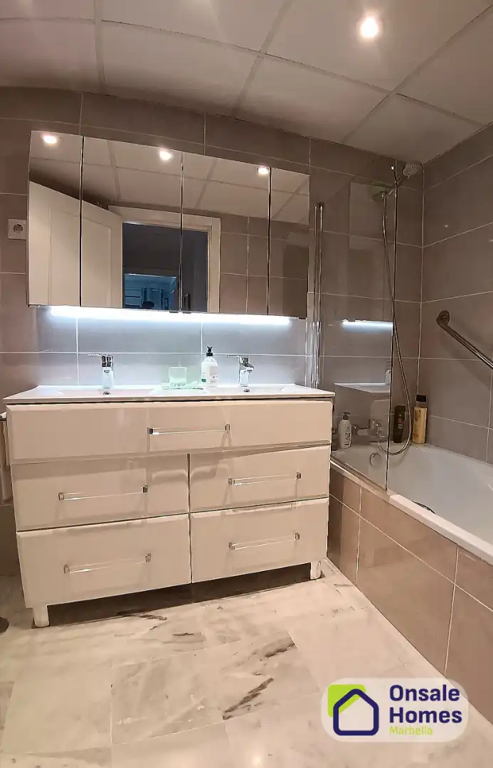 Badezimmer von Wohnung zum Verkauf in Marbella mit Abstellraum und Balkon