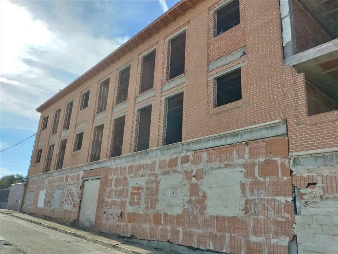 Außenansicht von Gebäude zum Verkauf in Hormigos
