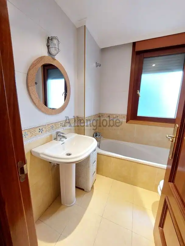 Baño de Piso de alquiler en Oviedo  con Calefacción