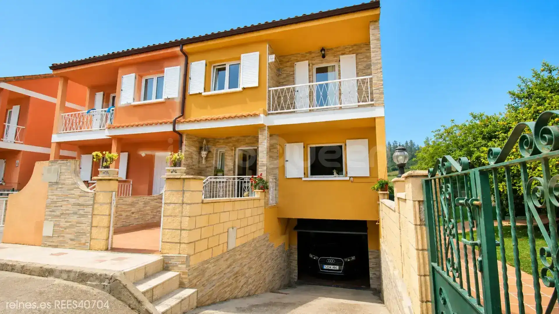 Vista exterior de Casa adosada en venta en Penagos con Jardín privado, Terraza y Amueblado