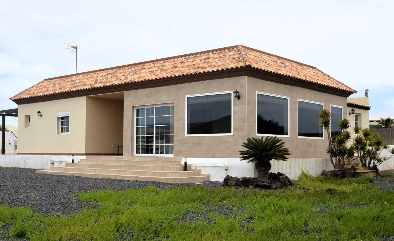 Vista exterior de Casa o xalet en venda en La Oliva amb Aire condicionat, Jardí privat i Terrassa