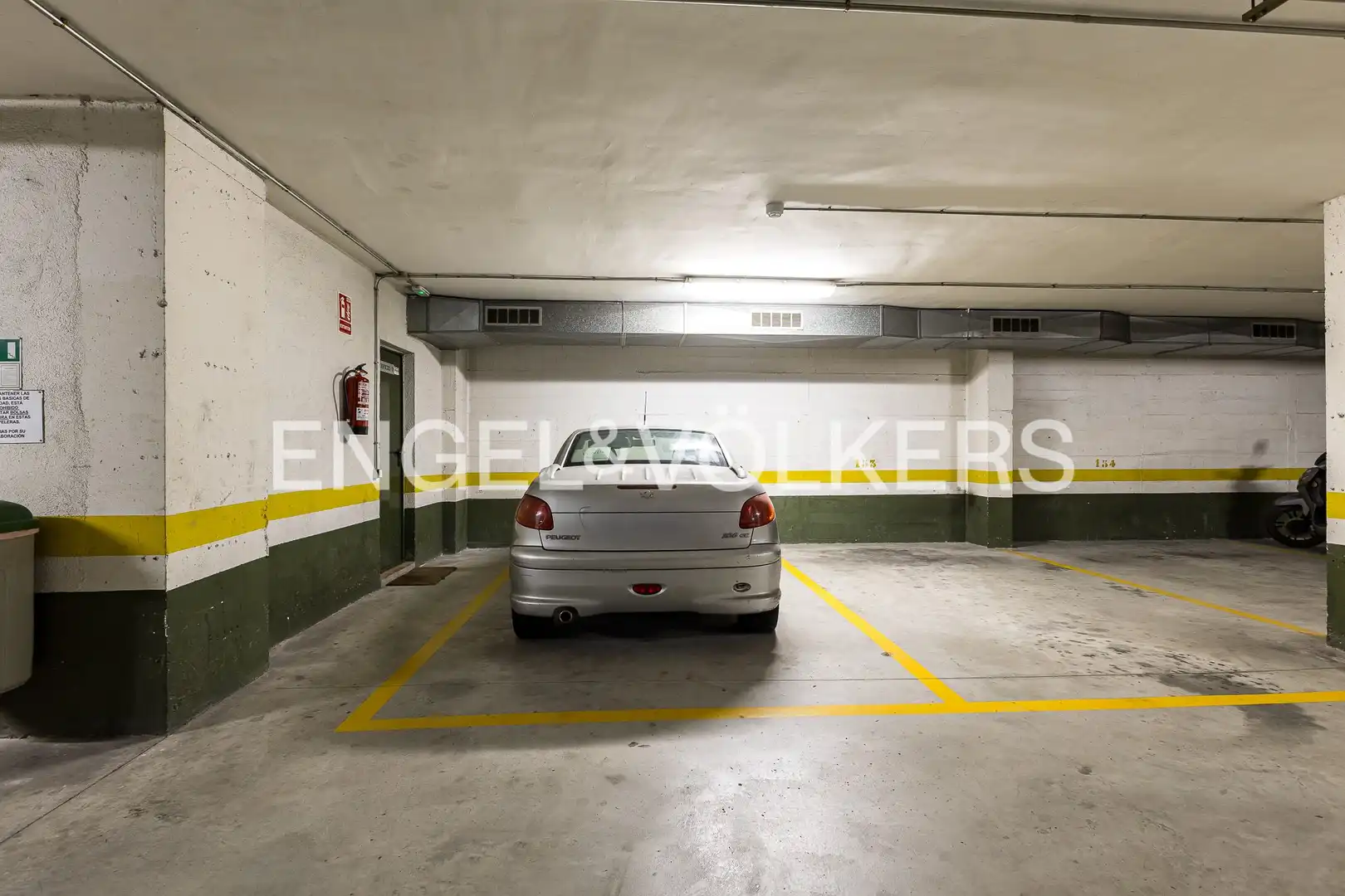 Parkplatz von Wohnung zum Verkauf in Sitges mit Heizung, Privatgarten und Terrasse