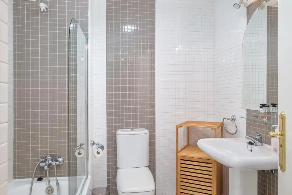 Bathroom of Ground floor for rent in Marbella  with Air Conditioner, Terrace and Furnished