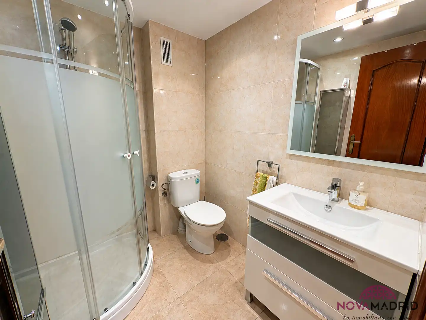 Bathroom of Flat for sale in Leganés  with Air Conditioner, Heating and Terrace