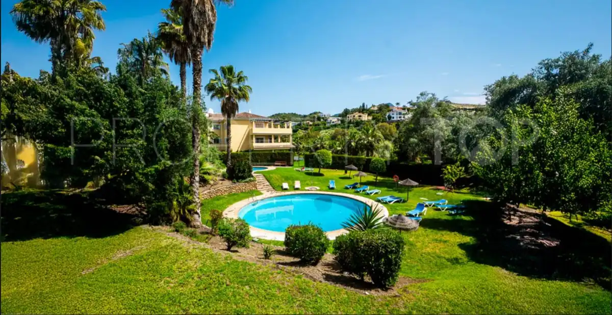 Jardí de Apartament en venda en Benahavís amb Aire condicionat, Terrassa i Piscina comunitària