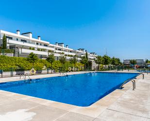 Piscina de Casa adosada en venda en Boadilla del Monte amb Aire condicionat i Terrassa