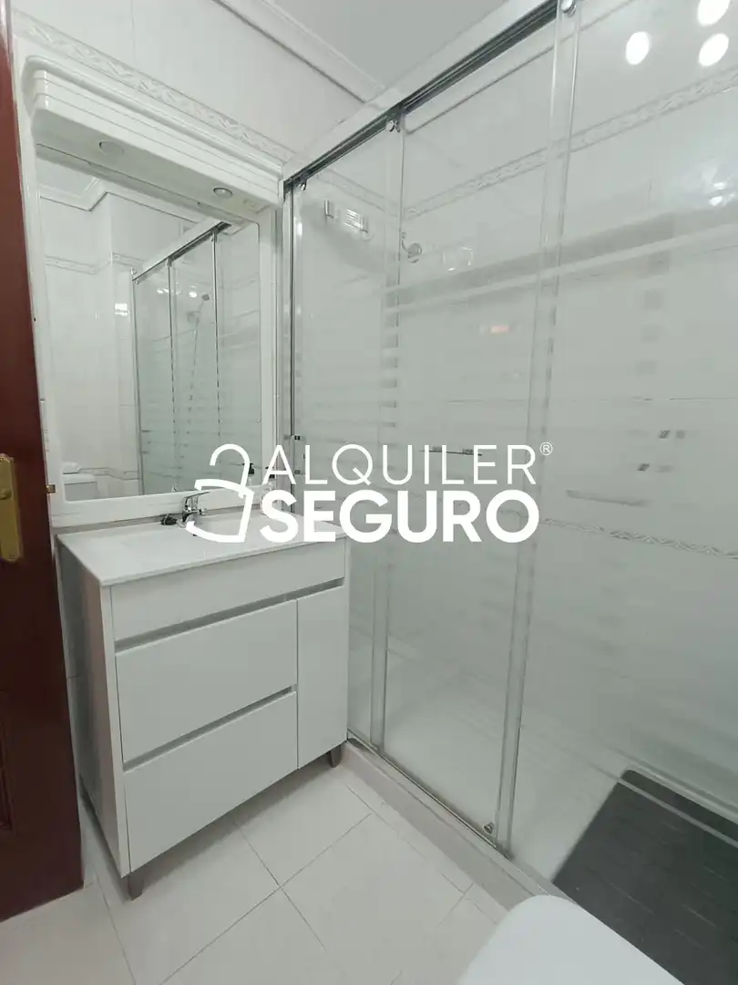 Bathroom of Flat for rent in Madrid  with Air Conditioner, Heating and Terrace