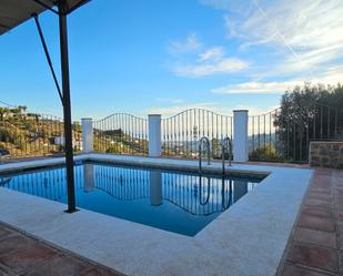 Piscina de Finca rústica de lloguer en Torrox amb Calefacció, Jardí privat i Piscina