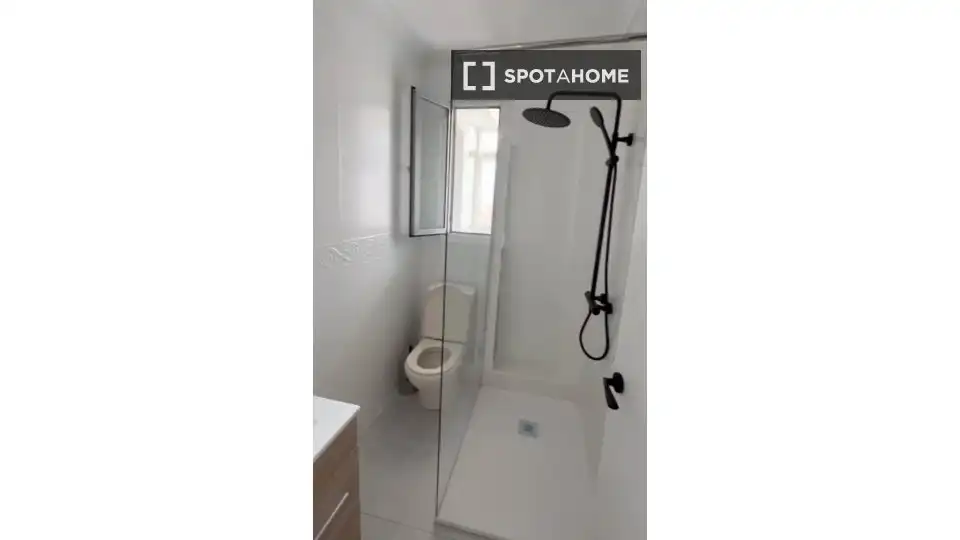 Bathroom of Flat for share in Almería  with Air Conditioner, Heating and Furnished