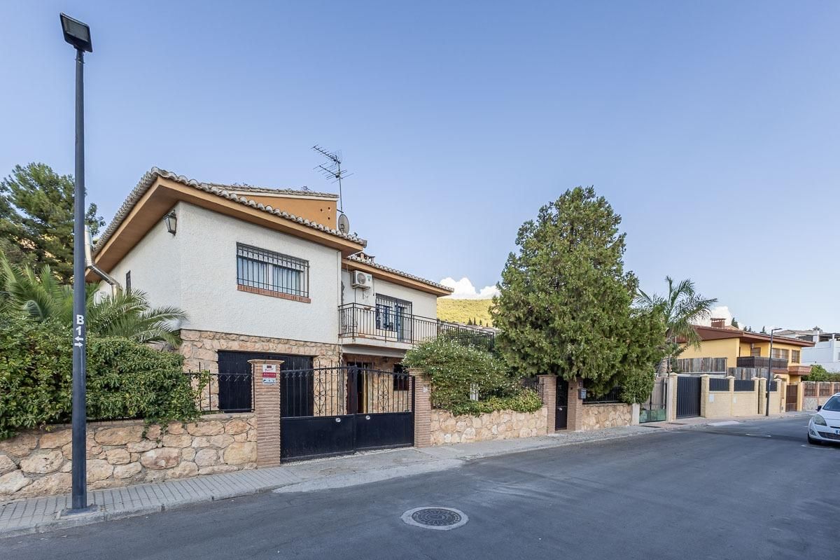 Vista exterior de Casa o xalet en venda en Padul amb Aire condicionat, Calefacció i Jardí privat