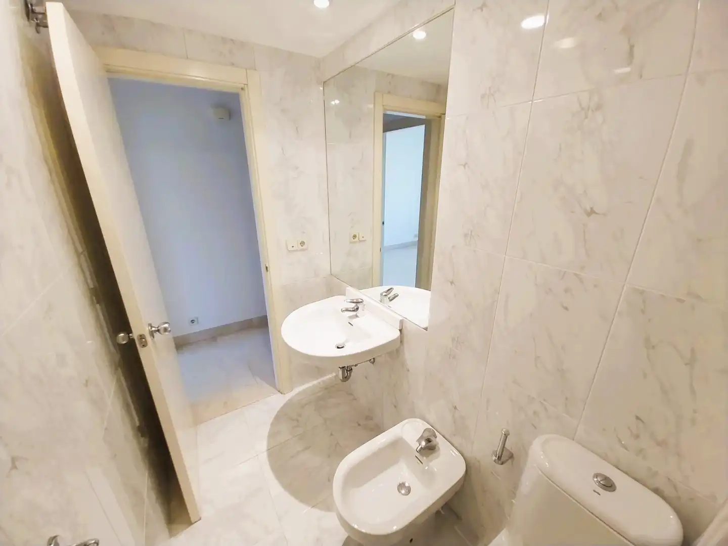 Bathroom of Apartments for rent in Madrid  with Air Conditioner, Heating and Storage room