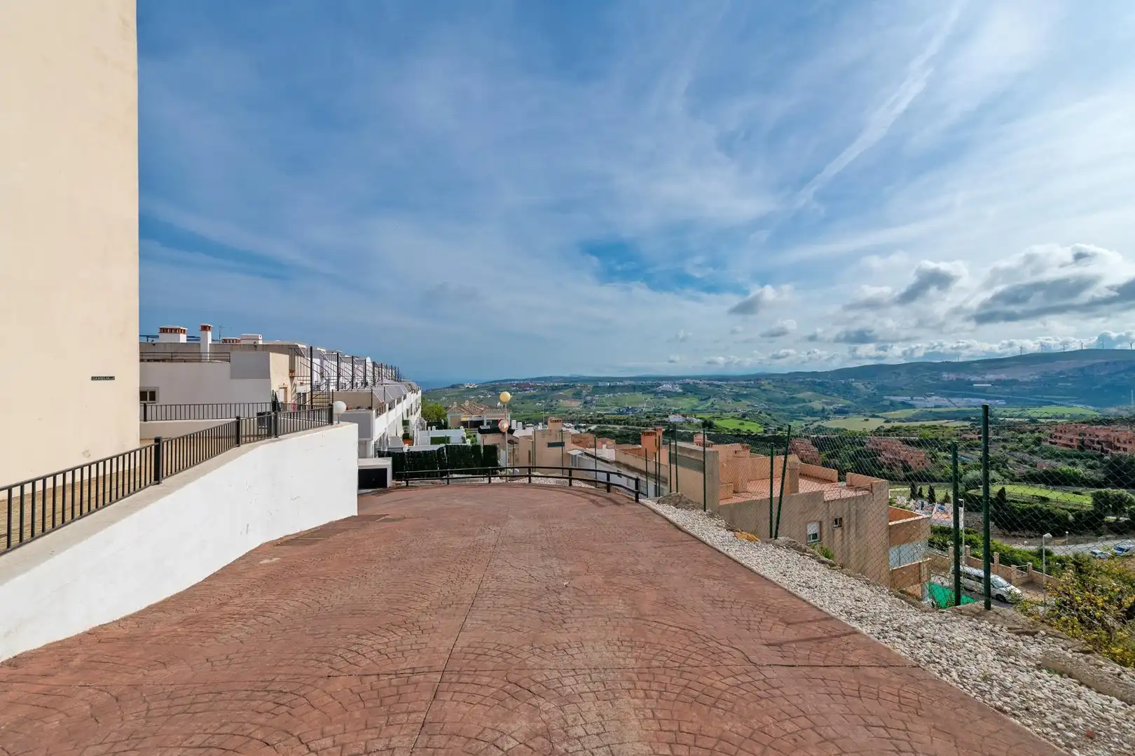 Vista exterior de Pis en venda en Casares amb Aire condicionat, Terrassa i Moblat