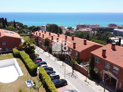 Vista exterior de Casa adosada en venda en Caldes d'Estrac amb Terrassa i Balcó