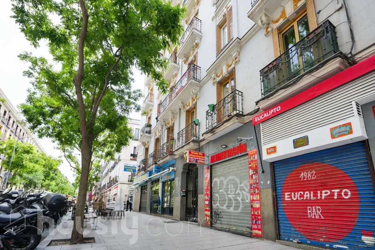 Vista exterior de Piso en venta en Madrid con Calefacción y Parquet