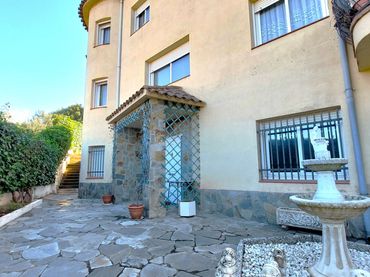 Casa aparellada amb balcó en venda a Sant Llorenç Savall