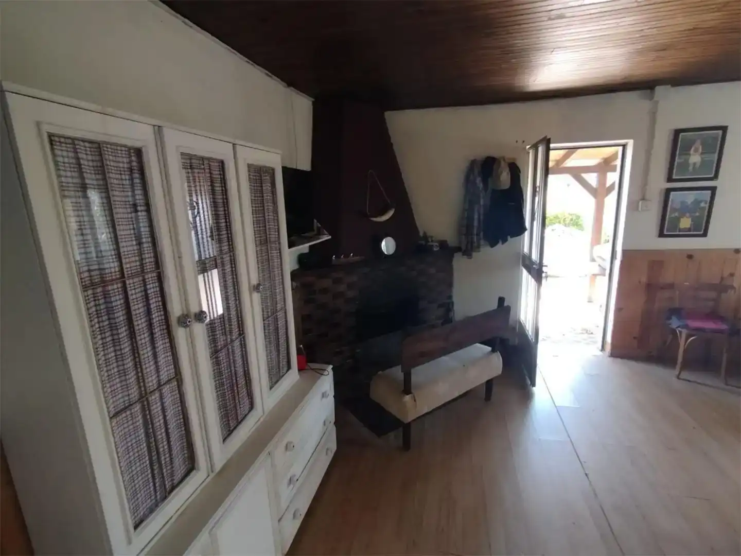 Sala d'estar de Finca rústica en venda en Garrafe de Torío amb Jardí privat, Parquet i Moblat