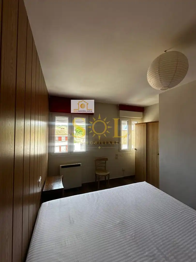 Dormitori de Apartament en venda en León Capital  amb Calefacció, Parquet i Moblat