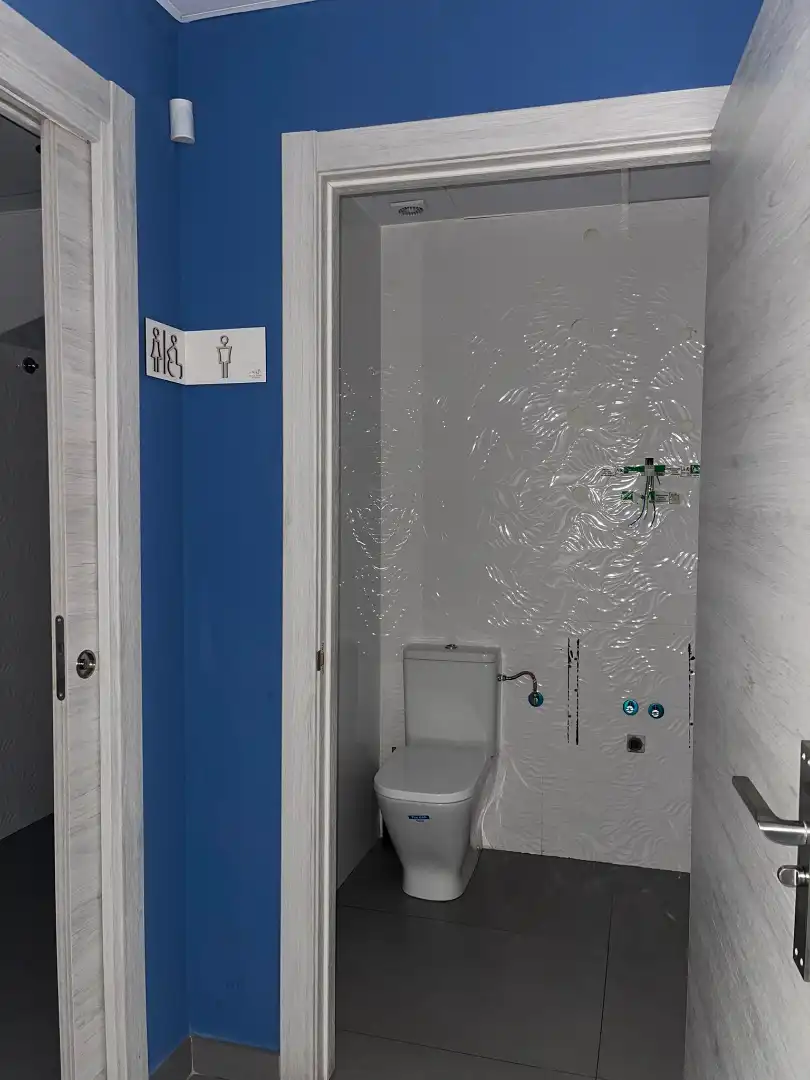 Baño de Local en venta en Plasencia con Terraza