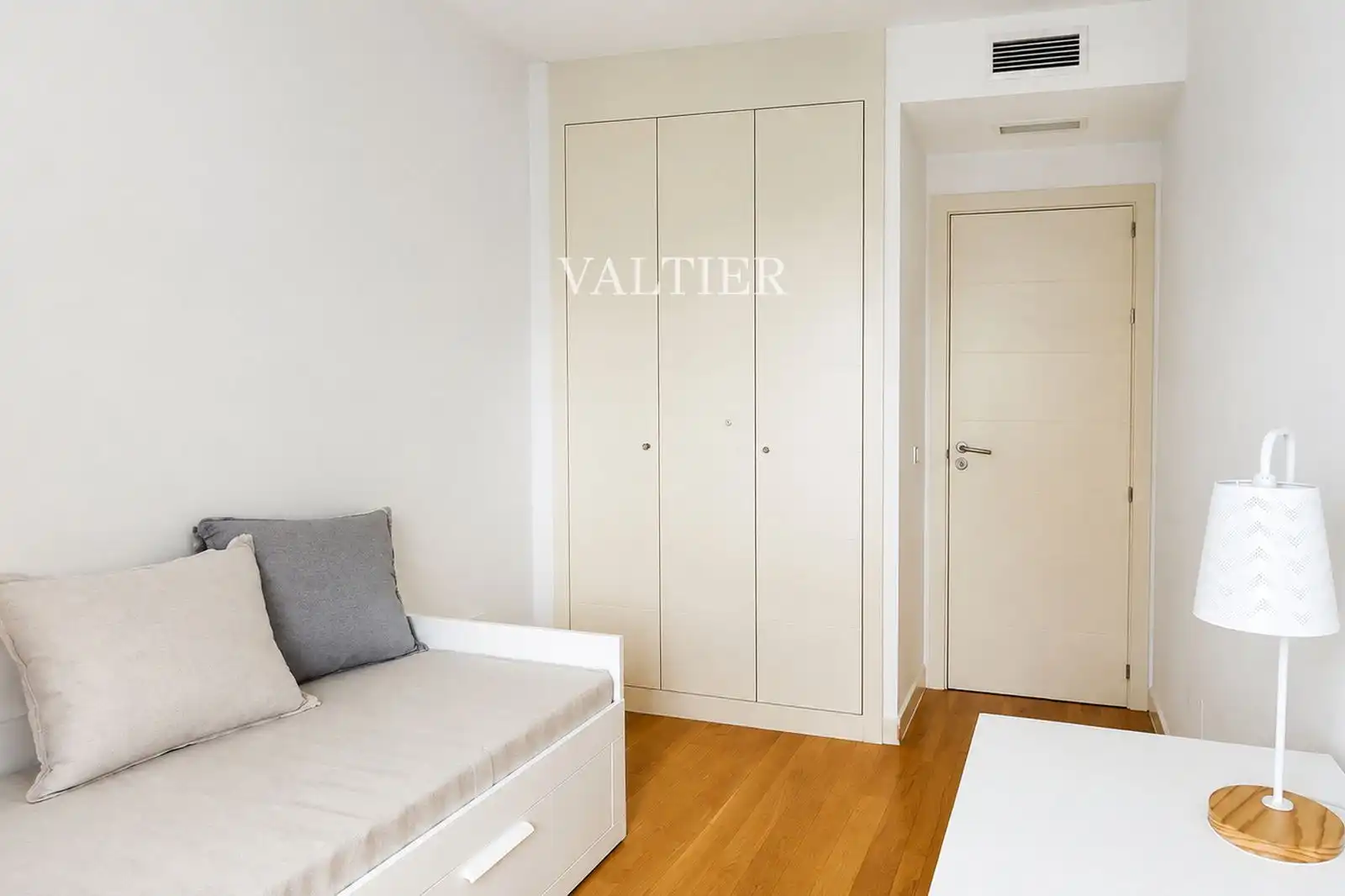Bedroom of Flat for rent in Madrid  with Air Conditioner, Terrace and Storage room