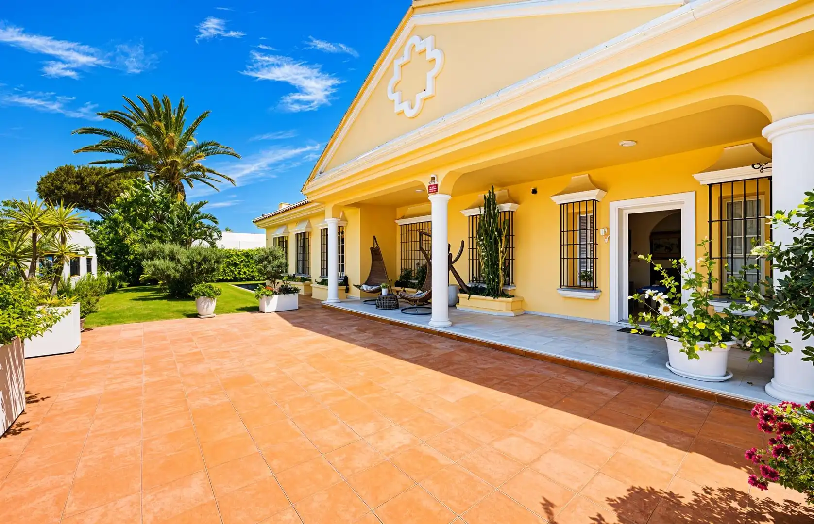 Vista exterior de Casa o xalet en venda en Chiclana de la Frontera amb Aire condicionat, Calefacció i Jardí privat