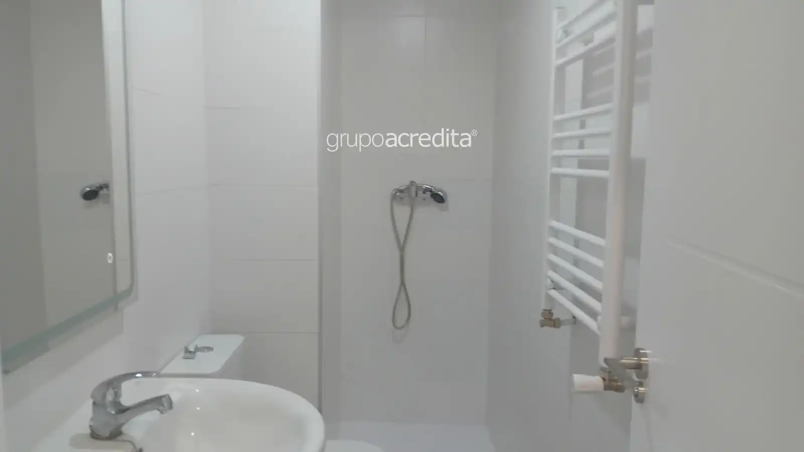 Bathroom of Flat for sale in Santiago de Compostela   with Heating, Storage room and Oven
