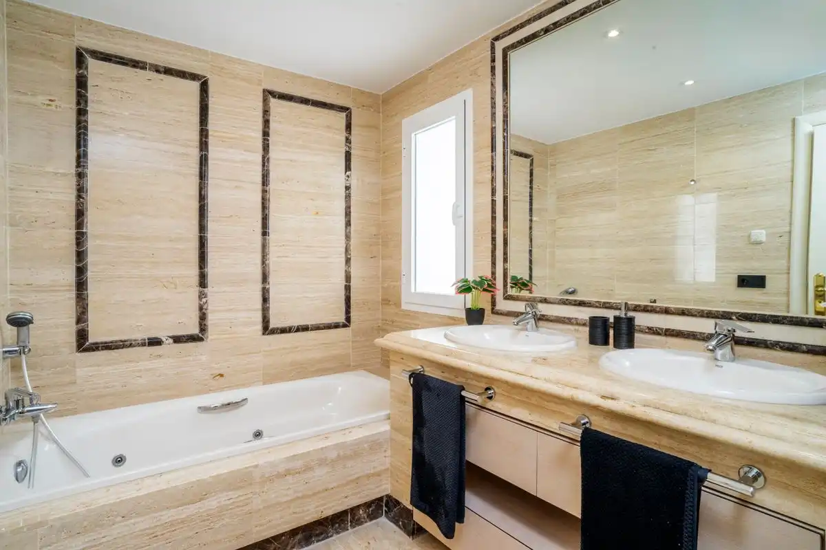 Baño de Piso en venta en Marbella con Aire acondicionado, Calefacción y Jardín privado