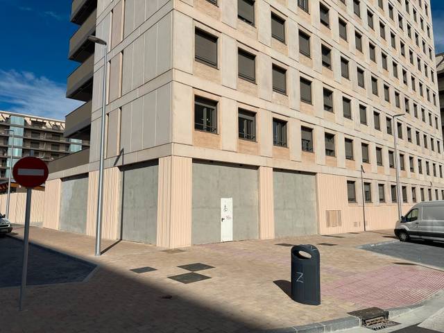 Local comercial en Alquiler en Calle Miguel Delibes en Plantío - Alcampo