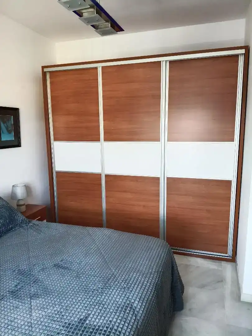 Dormitori de Casa adosada en venda en La Rinconada amb Aire condicionat i Balcó