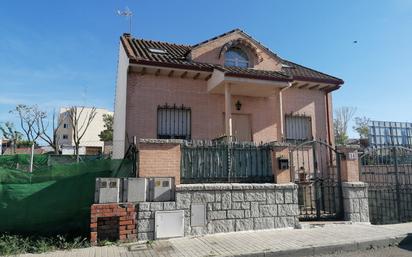 Vista exterior de Casa o xalet en venda en Navalcarnero amb Calefacció, Terrassa i Traster