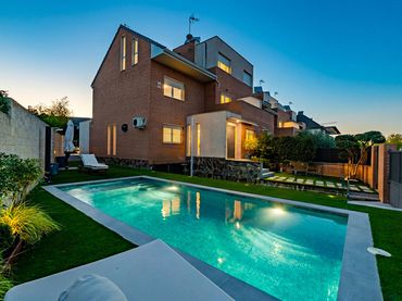 Casa bifamiliare con piscina in vendita a Miguel Delibes