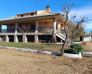 Vista exterior de Casa o xalet en venda en Castellanos de Villiquera amb Calefacció, Jardí privat i Terrassa