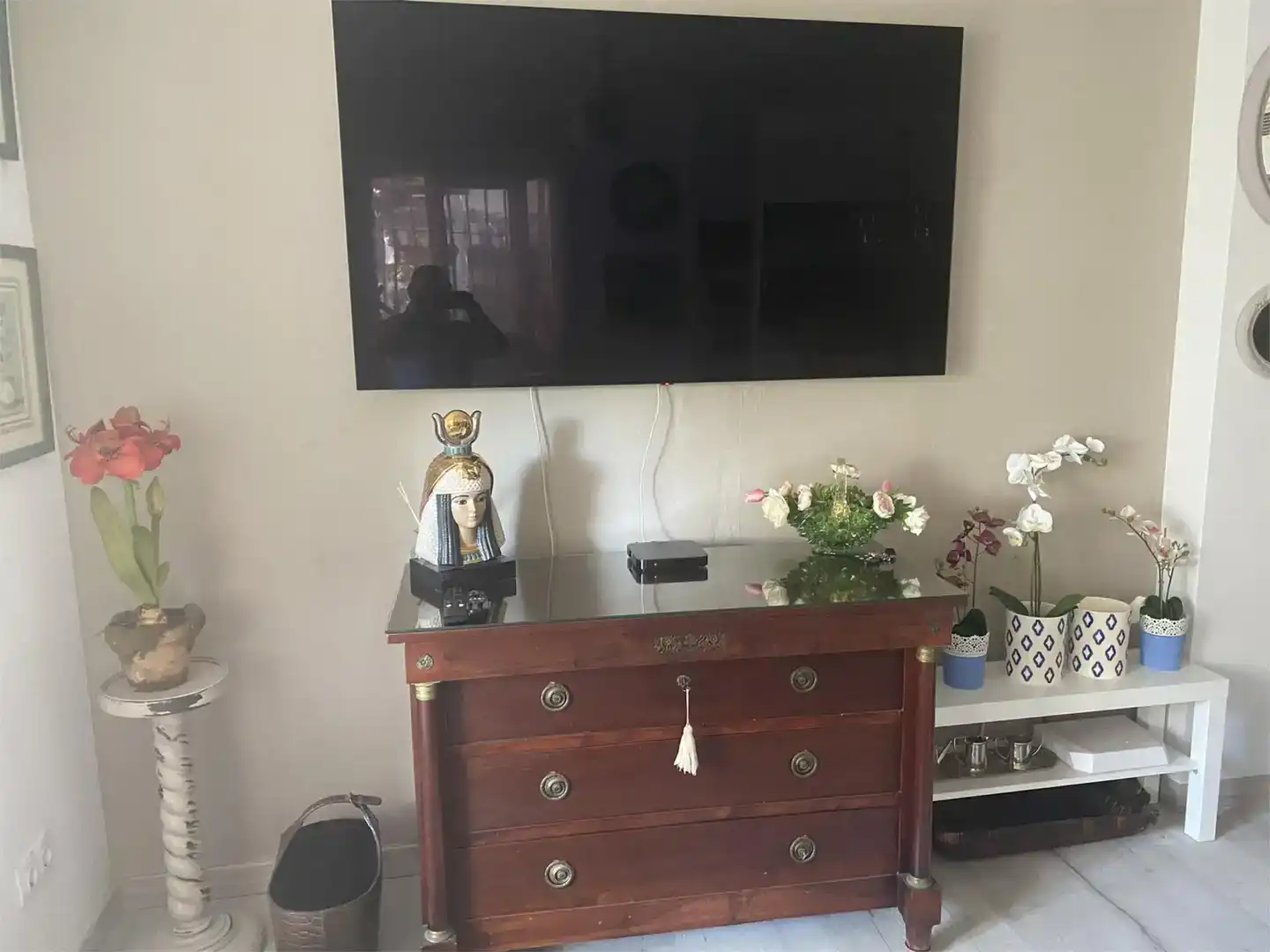 Wohnzimmer von Erdgeschoss zur Miete in Marbella mit Klimaanlage und Schwimmbad