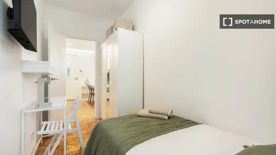 Dormitori de Apartament per a compartir en Madrid amb Aire condicionat, Terrassa i Moblat