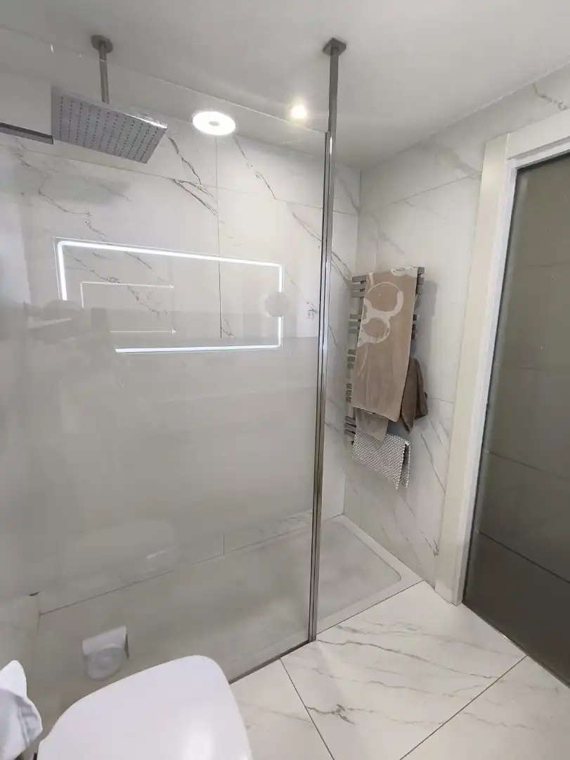 Bathroom of Flat for sale in Madrid  with Air Conditioner, Heating and Storage room