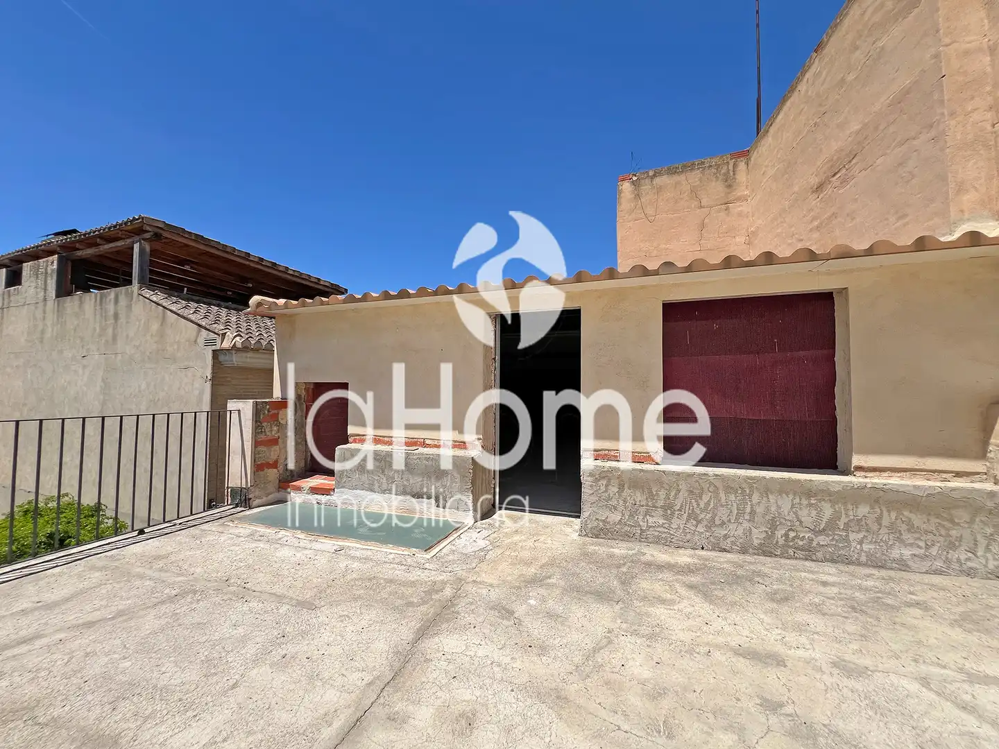 Exterior view of Houses for sale in La Pobla de Vallbona  with Terrace, Storage room and Balcony