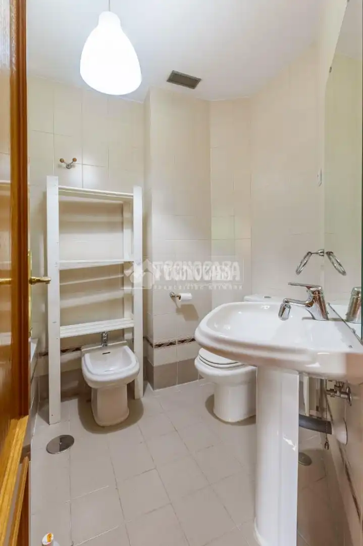 Bathroom of Flat for sale in Madrid  with Heating, Parquet flooring and Storage room