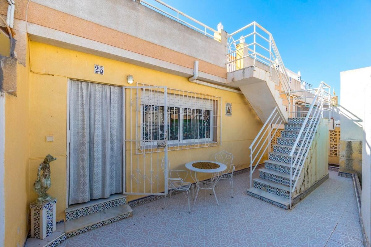 Exterior view of Single-family semi-detached for sale in Torrevieja  with Terrace, Furnished and Community pool