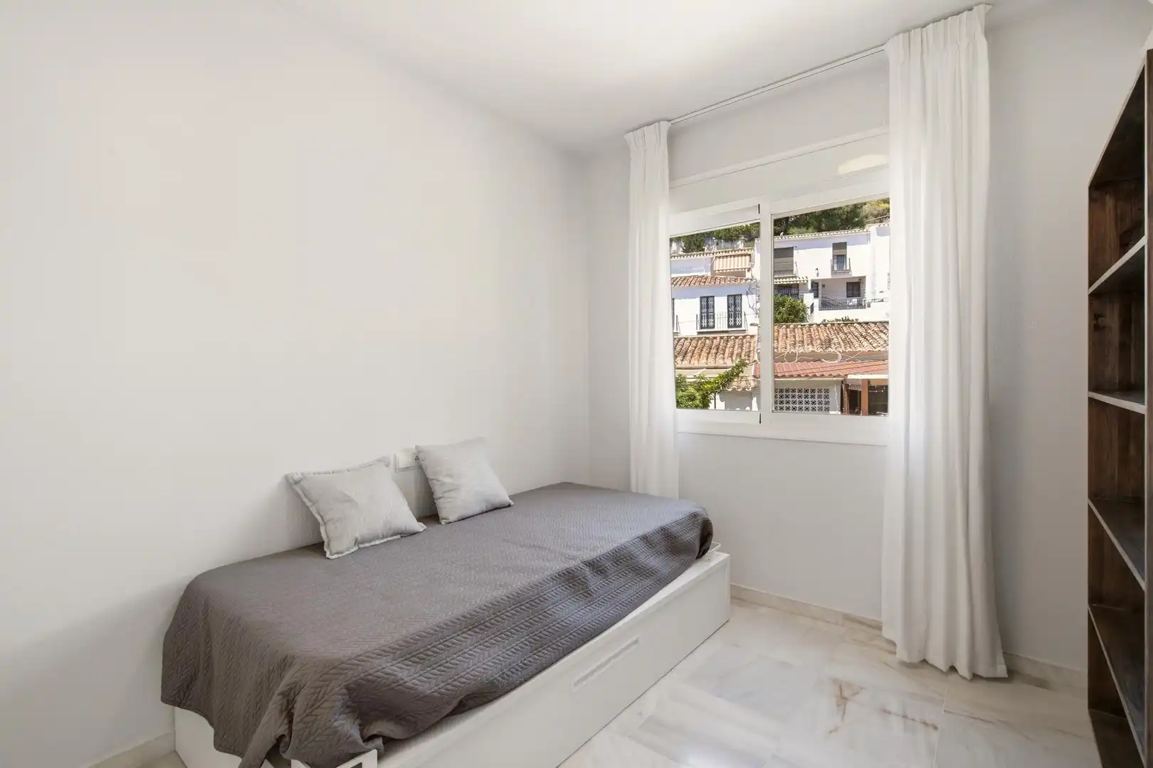 Dormitori de Pis de lloguer en Fuengirola amb Aire condicionat, Terrassa i Moblat