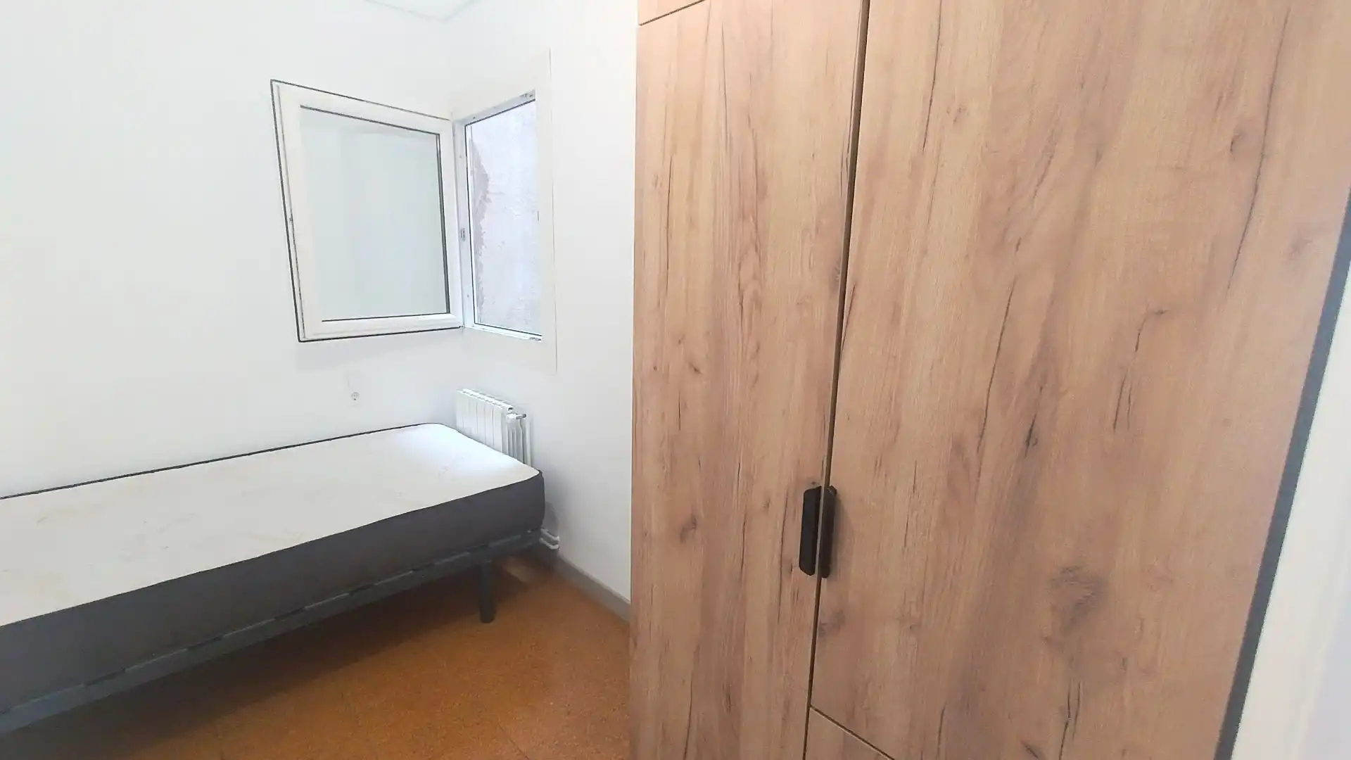 Schlafzimmer von Dachboden zum Verkauf in Girona mit Heizung und Möbliert