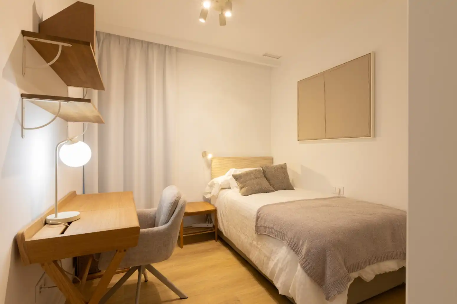 Bedroom of Flat for rent in Valencia  with Air Conditioner, Swimming Pool and Furnished