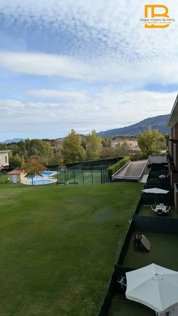 Piscina de Piso en venta en Villarcayo de Merindad de Castilla la Vieja con Calefacción, Parquet y Terraza