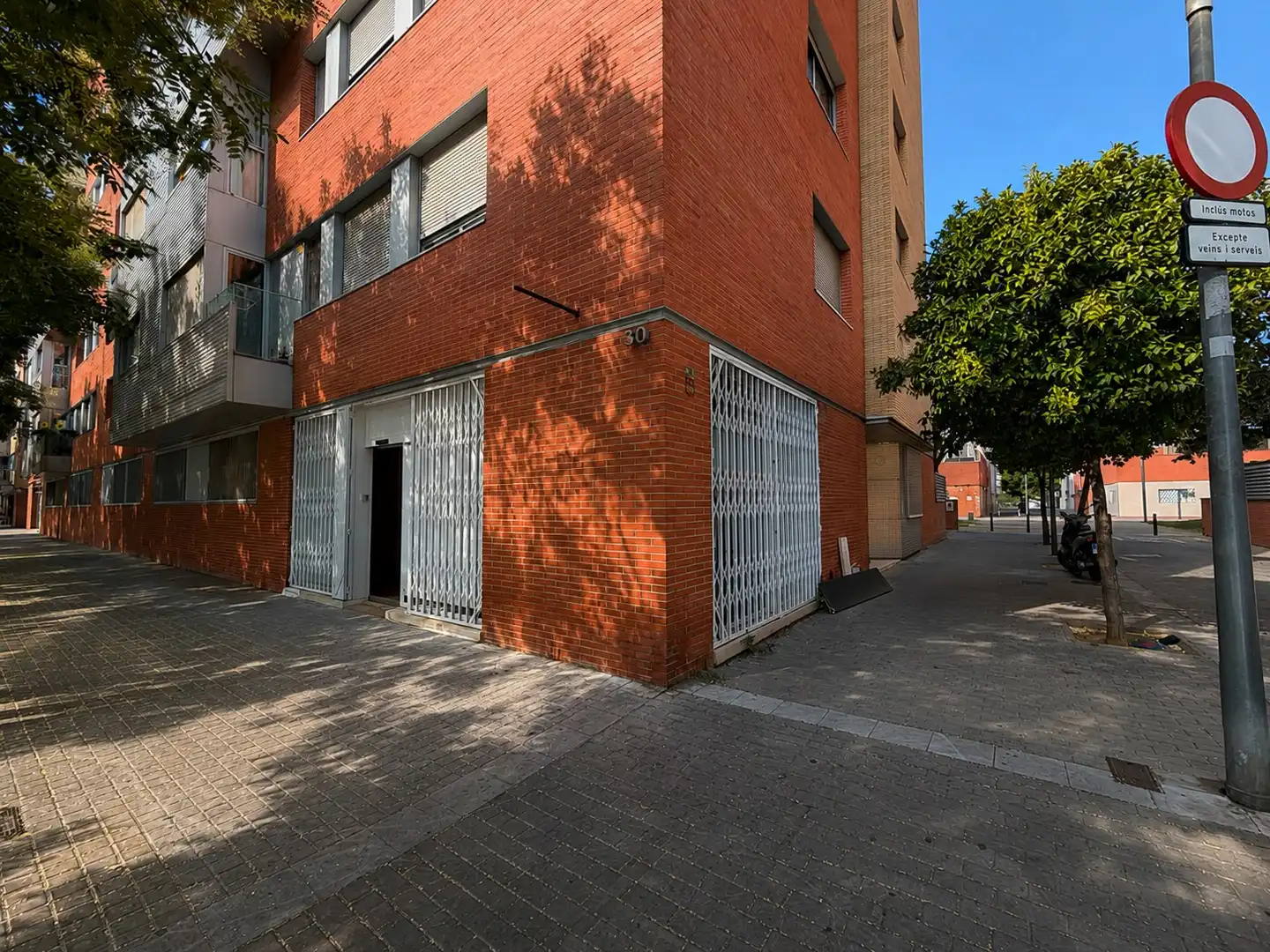 Vista exterior de Local en venda en Barcelona