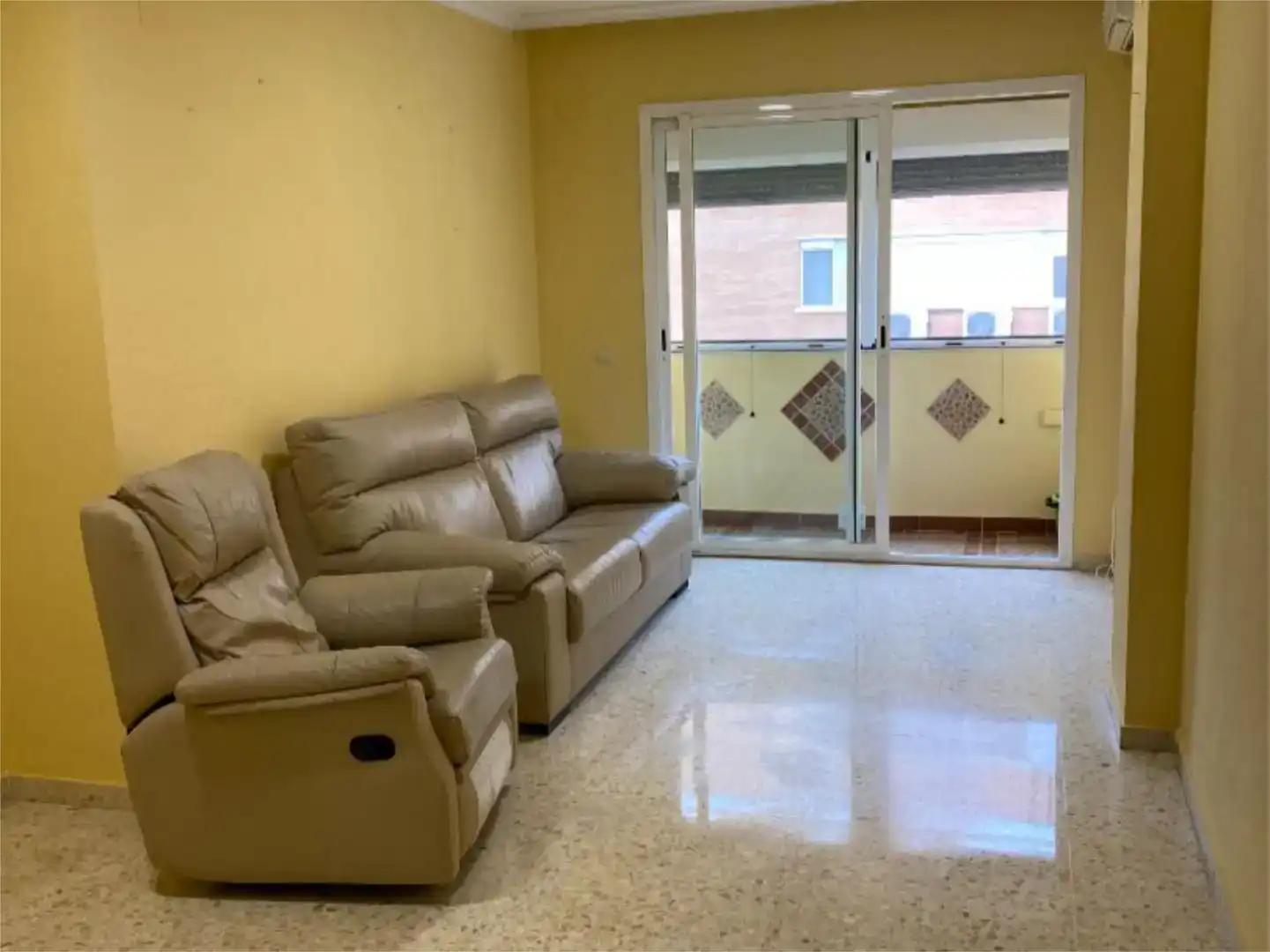 Sala d'estar de Pis en venda en La Rinconada amb Aire condicionat i Balcó