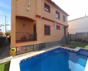 Swimming pool of House or chalet for sale in Pacs del Penedès  with Air Conditioner, Heating and Oven