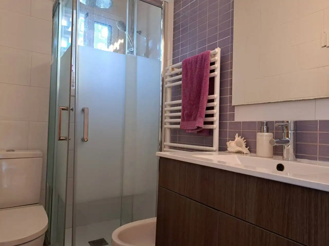 Baño de Piso de alquiler en Vilanova i la Geltrú con Calefacción, Terraza y Amueblado