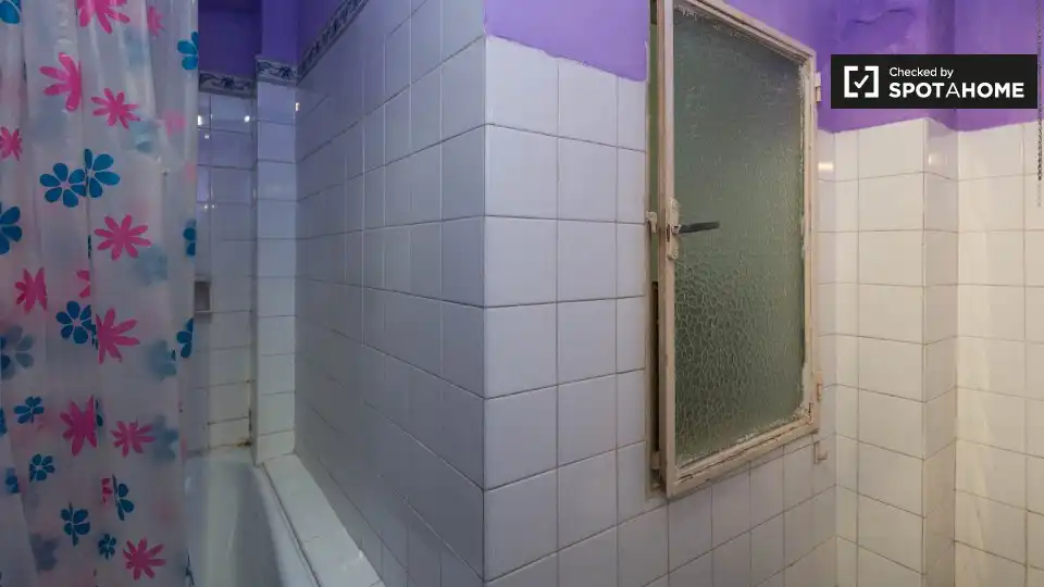Bathroom of Flat for share in Granada  with Air Conditioner, Heating and Furnished