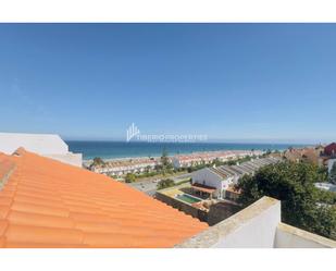 Vista exterior de Àtic de lloguer en Manilva amb Aire condicionat, Calefacció i Jardí privat