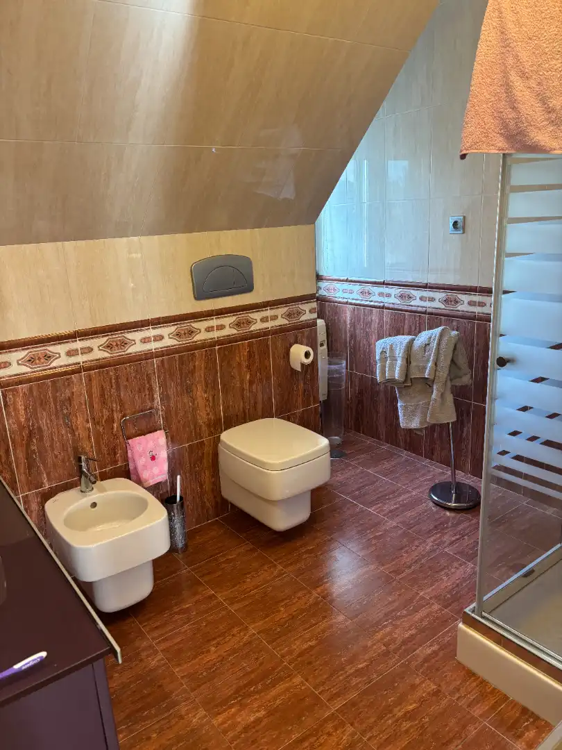 Baño de Casa o chalet en venta en Santiago de Compostela  con Calefacción, Jardín privado y Parquet