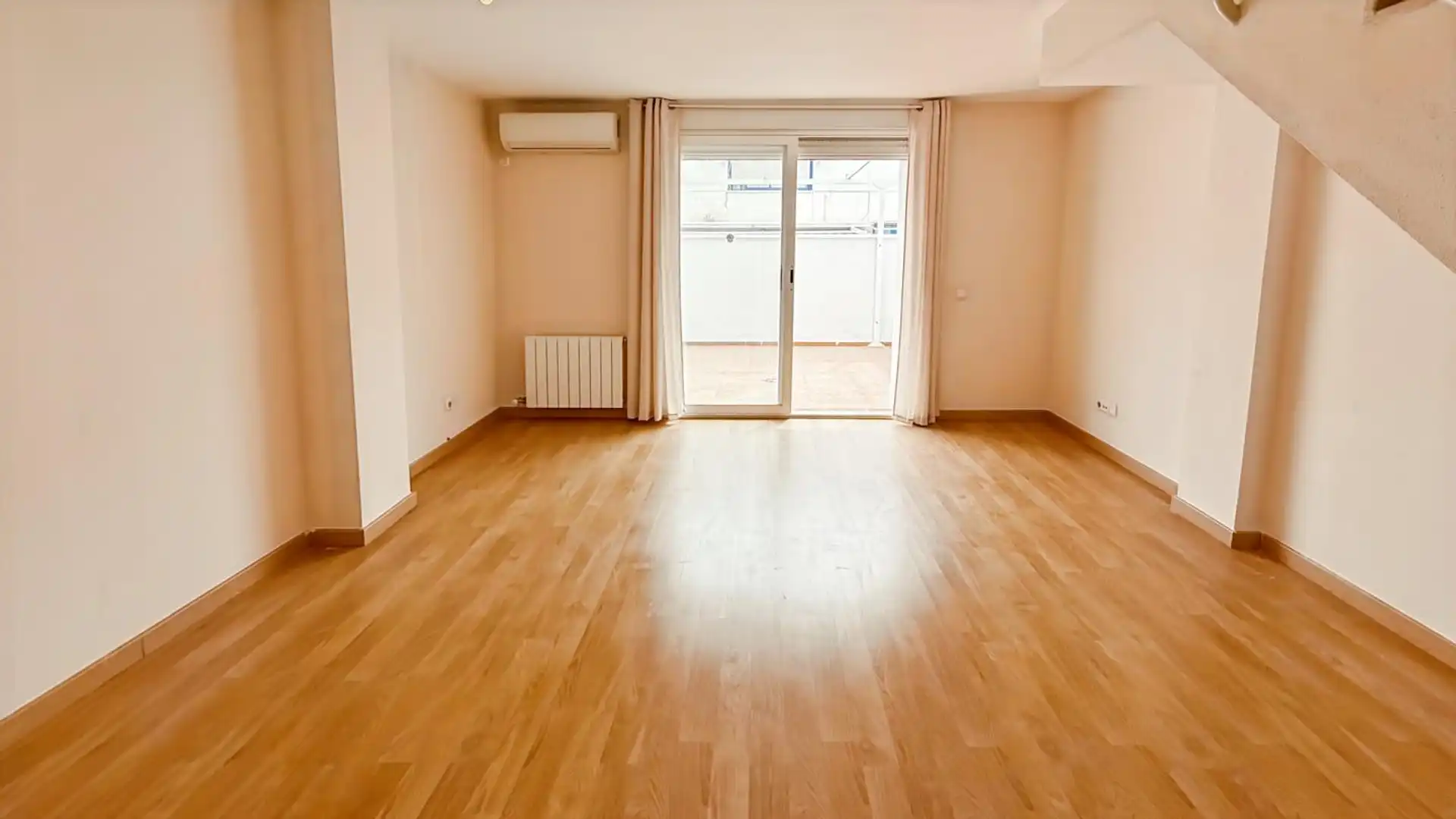 Living room of Single-family semi-detached for sale in  Madrid Capital  with Air Conditioner, Heating and Terrace